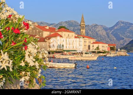 Una vista della pittoresca città vecchia di Perast in Montenegro al tramonto Foto Stock