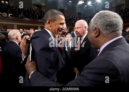 Il presidente Barack Obama saluta il Rep. Danny K. Davis, D-Ill, Right, Sen. Patrick Leahy, D-Vt., Center, e il Rep. Chaka Fattah, D-Pa., seguendo il suo discorso dello Stato dell'Unione nella Camera della Camera presso il Campidoglio degli Stati Uniti a Washington, D.C., 25 gennaio 2011. (Foto ufficiale della Casa Bianca di Pete Souza) questa fotografia ufficiale della Casa Bianca è resa disponibile solo per la pubblicazione da parte delle organizzazioni di notizie e/o per uso personale la stampa dal soggetto(i) della fotografia. La fotografia non può essere manipolata in alcun modo e non può essere utilizzata in materiali commerciali o politici, pubblicità, e-mail, prodotti Foto Stock