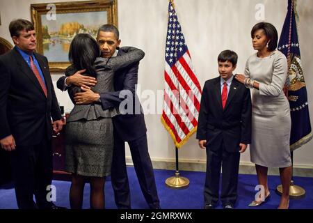 Il presidente Barack Obama e la prima signora Michelle Obama salutano la famiglia Verde dopo il discorso dello Stato dell'Unione al Campidoglio degli Stati Uniti a Washington, D.C., 25 gennaio 2011. John e Roxanna Green sono i genitori di Dallas di undici anni e della tarda Christina Taylor, la bambina di nove anni uccisa quando un cannoniere aprì il fuoco a Rep. Gabrielle Giffords a Tucson all'inizio di questo mese. (Foto ufficiale della Casa Bianca di Pete Souza questa fotografia ufficiale della Casa Bianca è resa disponibile solo per la pubblicazione da parte delle organizzazioni di notizie e/o per uso personale la stampa dal soggetto(i) della fotografia. Il ph Foto Stock