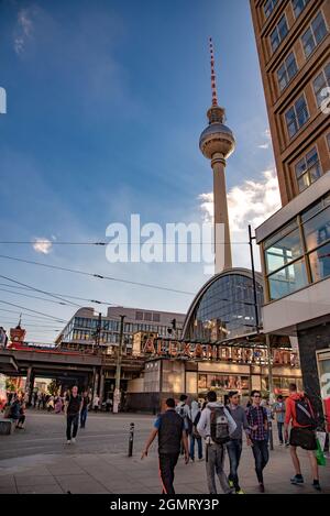 La gente cammina ad Alexanderplatz, una grande piazza pubblica e un centro di trasporti nel quartiere centrale di Mitte a Berlino. Preso a Berlino, Germania in seguito Foto Stock