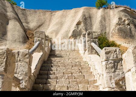 Scale, una scala restaurata che conduce ad un'antica chiesa, un percorso per le chiese della Cappadocia Foto Stock