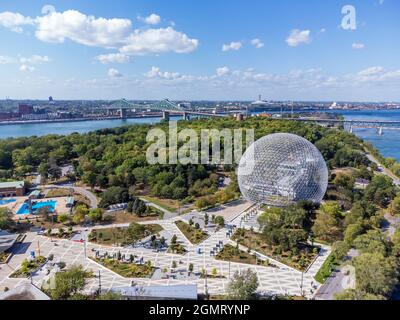 Vista aerea di Montreal Biosphere in estate giorno di sole. Parco Jean-Drapeau, Isola di Saint Helens. Un museo dedicato all'ambiente. Foto Stock