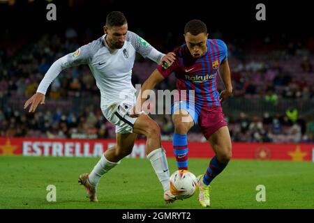 Nou Camp, Barcellona, Spagna. 20 Settembre 2021. Campionato di calcio la Liga; FC Barcellona contro Granada; Dest of Braca affrontato da Puerta Credit: Action Plus Sports/Alamy Live News Foto Stock