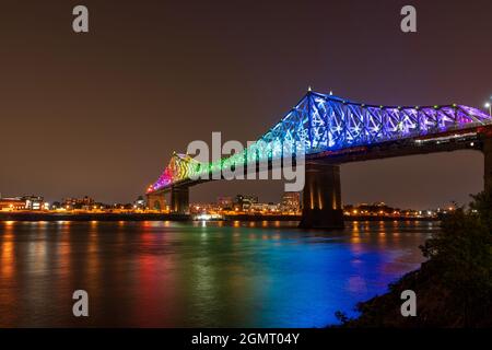 Jacques Cartier Bridge in un'illuminazione iridata di notte. Montreal, Quebec, Canada. Foto Stock