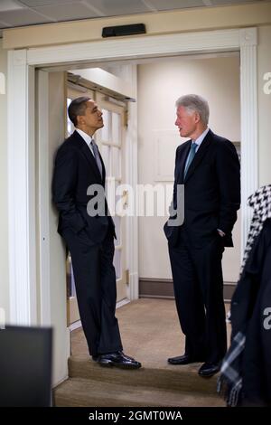 Il presidente Barack Obama parla con l'ex presidente Bill Clinton nell'Ufficio Stampa inferiore prima di rivolgerti ai media nella Sala Stampa Briefing di James S. Brady alla Casa Bianca, 10 dicembre 2010. (Foto ufficiale della Casa Bianca di Pete Souza) questa fotografia ufficiale della Casa Bianca è resa disponibile solo per la pubblicazione da parte delle organizzazioni di notizie e/o per uso personale la stampa dal soggetto(i) della fotografia. La fotografia non può essere manipolata in alcun modo e non può essere utilizzata in materiali commerciali o politici, pubblicità, e-mail, prodotti, promozioni che in alcun modo suggerisce l'approvazione o Foto Stock