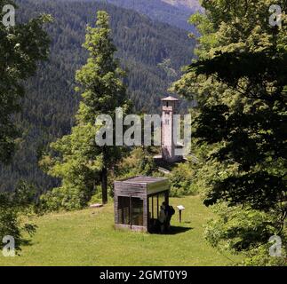 Chiesa di San Valerio nei pressi del parco della Parrocchia di Cavalese.(in primo piano stanza di volo per api) Foto Stock