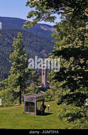 Chiesa di San Valerio nei pressi del parco della Parrocchia di Cavalese.(in primo piano stanza di volo per api) Foto Stock