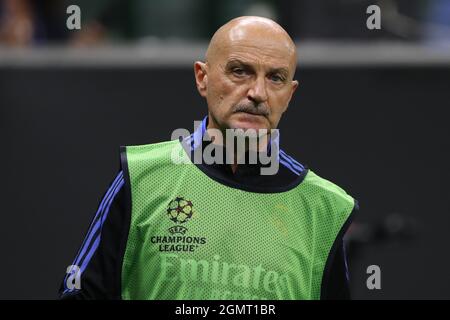 Milano, 15 settembre 2021. Antonio Pintus Real Madrid allenatore di fitness durante la partita UEFA Champions League a Giuseppe Meazza, Milano. Il credito d'immagine dovrebbe essere: Jonathan Moscrop / Sportimage Foto Stock
