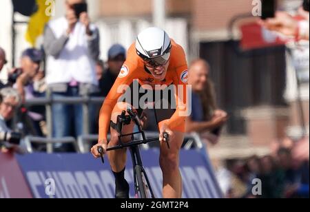 Ellen van Dijk dei Paesi Bassi vincitore della medaglia d'oro in azione durante la gara di prova individuale delle Donne Elite, da Knokke-Heist a Brugge, ai Campionati del mondo UCI Road Cycling Fiandre 2021 il 20 settembre 2021 a Brugge, Belgio. Foto di SCS/Soenar Chamid/AFLO (OLANDA FUORI) Foto Stock