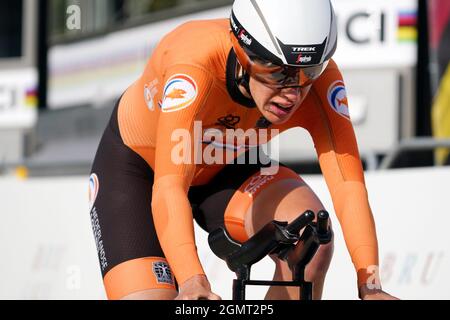 Ellen van Dijk dei Paesi Bassi vincitore della medaglia d'oro in azione durante la gara di prova individuale delle Donne Elite, da Knokke-Heist a Brugge, ai Campionati del mondo UCI Road Cycling Fiandre 2021 il 20 settembre 2021 a Brugge, Belgio. Foto di SCS/Soenar Chamid/AFLO (OLANDA FUORI) Foto Stock