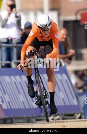 Ellen van Dijk dei Paesi Bassi vincitore della medaglia d'oro in azione durante la gara di prova individuale delle Donne Elite, da Knokke-Heist a Brugge, ai Campionati del mondo UCI Road Cycling Fiandre 2021 il 20 settembre 2021 a Brugge, Belgio. Foto di SCS/Soenar Chamid/AFLO (OLANDA FUORI) Foto Stock