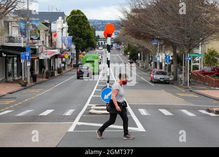 (210921) -- AUCKLAND, 21 settembre 2021 (Xinhua) -- una donna attraversa Parnell Street nel centro di Auckland, Nuova Zelanda il 19 settembre 2021. La città più grande della Nuova Zelanda Auckland rilasserà le restrizioni passando a COVID-19 Alert Level 3 alle 11:59 il martedì per almeno due settimane, come il paese ha riferito 22 nuovi casi della comunità Delta il lunedì. La città è rimasta al livello 4, il top-level COVID-19 lockdown, per più di 30 giorni, più lungo del blocco dello scorso anno, con scuole e attività non essenziali chiusi. Il resto del paese rimarrà al livello Alert 2, il che significa business Foto Stock