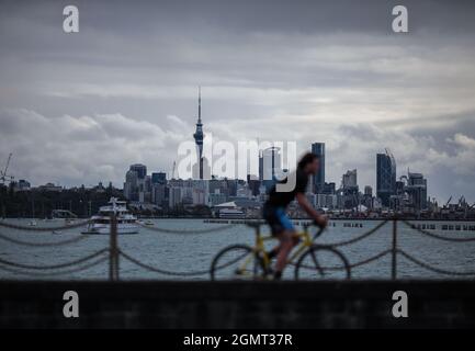 (210921) -- AUCKLAND, 21 settembre 2021 (Xinhua) -- un uomo guida una bicicletta a Mission Bay in Auckland, Nuova Zelanda, il 19 settembre 2021. La città più grande della Nuova Zelanda Auckland rilasserà le restrizioni passando a COVID-19 Alert Level 3 alle 11:59 il martedì per almeno due settimane, come il paese ha riferito 22 nuovi casi della comunità Delta il lunedì. La città è rimasta al livello 4, il top-level COVID-19 lockdown, per più di 30 giorni, più lungo del blocco dello scorso anno, con scuole e attività non essenziali chiusi. Il resto del paese rimarrà al livello Alert 2, che significa aziende e. Foto Stock