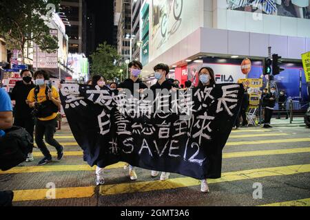 Hong Kong, Cina. 30 Nov 2020. Il gruppo di studenti pro-democrazia ha visto avere in mano un banner.almeno due leader di un gruppo di studenti pro-democrazia di Hong Kong, il Politicismo studentesco, sono stati arrestati il 20 settembre 2021. Dalla fonte dei mezzi di informazione locali di Hong Kong, sono stati arrestati dalle leggi nazionali in materia di sicurezza. (Credit Image: © Michael ho Wai Lee/SOPA Images via ZUMA Press Wire) Foto Stock