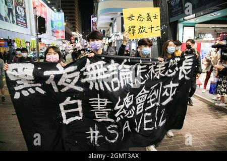 Hong Kong, Cina. 30 Nov 2020. Il gruppo di studenti pro-democrazia ha visto avere in mano un banner.almeno due leader di un gruppo di studenti pro-democrazia di Hong Kong, il Politicismo studentesco, sono stati arrestati il 20 settembre 2021. Dalla fonte dei mezzi di informazione locali di Hong Kong, sono stati arrestati dalle leggi nazionali in materia di sicurezza. (Credit Image: © Michael ho Wai Lee/SOPA Images via ZUMA Press Wire) Foto Stock