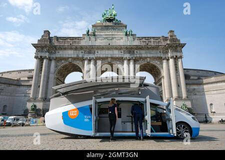 Bruxelles. 20 Settembre 2021. Foto scattata il 20 settembre 2021 mostra Stella vita, un veicolo da diporto a energia solare, a Bruxelles, in Belgio. Progettato dal team solare della Eindhoven University of Technology, Stella vita è dotato di pannelli solari sul tetto, attraverso i quali il veicolo genera energia sufficiente per guidare, fare la doccia, guardare la TV, caricare, ecc. utilizzando l'energia in modo efficiente, Stella vita può viaggiare fino a 730 km in una giornata di sole. Credit: Zhang Cheng/Xinhua/Alamy Live News Foto Stock