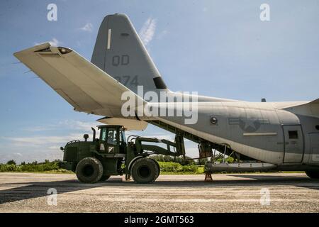 Un operatore di attrezzature pesanti marine degli Stati Uniti con 3d Landing Support Battaglione, Combat Logistics Regiment 3, 3d Marine Logistics Group, carica gli attrezzi su un C-130 durante un esercizio di consegna aerea su IE Shima Island, Okinawa, Giappone, 15 settembre 2021. Marines con Marine Aerial Refueler Transport 152, Marine Aircraft Group 12, 1a Marine Air Wing, e 3d LSB, 3d MLG, ha condotto l'erogazione di aria di sangue e forniture mediche, e condotto linea statica e caduta libera salta su IE Shima isola. 3d MLG, con sede a Okinawa, Giappone, è un'unità di combattimento dispiegata in avanti che funge da logistica completa della III MEF Foto Stock