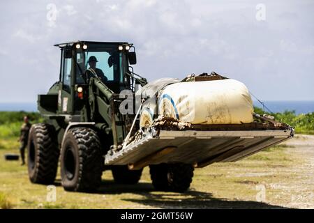 Un operatore di attrezzature pesanti marine degli Stati Uniti con 3d Landing Support Battaglione, Combat Logistics Regiment 3, 3d Marine Logistics Group, si prepara a caricare gli attrezzi su un C-130 durante un esercizio di consegna in aria su IE Shima Island, Okinawa, Giappone, 15 settembre 2021. Marines con Marine Aerial Refueler Transport 152, Marine Aircraft Group 12, 1a Marine Air Wing, e 3d LSB, 3d MLG, ha condotto l'erogazione di aria di sangue e forniture mediche, e condotto linea statica e caduta libera salta su IE Shima isola. 3d MLG, basato su Okinawa, Giappone, è un'unità di combattimento dispiegata in avanti che serve come comprensione del III MEF Foto Stock