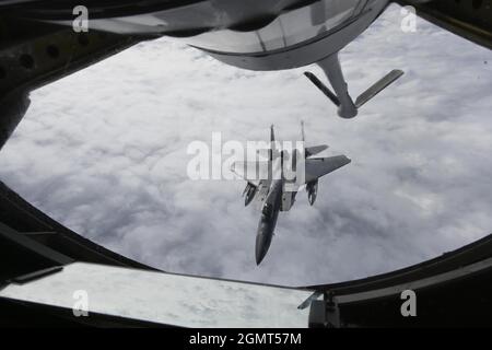 Un aereo dell'aeronautica degli Stati Uniti F-15C Eagle assegnato alla 48th Fighter Wing, Royal Air Force Lakenheath, Inghilterra, parte dopo aver ricevuto il carburante da un aereo di Stratotanker KC-135 assegnato alla 100th Air Refeling Wing, RAF Mildenhall, Inghilterra, durante l'esercizio di alta vita sul Mare del Nord, 15 settembre 2021. La formazione con alleati e partner congiunti e combinati durante gli eventi ACE aumenta la letalità e migliora l'interoperabilità, consentendo alle forze statunitensi di contrastare l'aggressione militare e la coercizione condividendo le responsabilità per la difesa comune. (STATI UNITI Air Force foto di Senior Airman Joseph Barron) Foto Stock