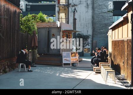 Kyoto, Giappone - Nov 13, 2019. Caffetteria all'aperto della città vecchia di Kyoto. Kyoto è stata l'antica capitale della dinastia Edo, ed è culturale e artistico Foto Stock