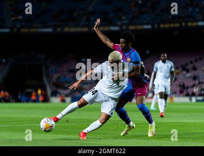 Barcellona, Spagna. 20 Settembre 2021. Alejandro Balde (R) di Barcellona vibra con il Monchu di Granada durante una partita di calcio spagnola di prima divisione tra il FC Barcelona e Granada CF a Barcellona, in Spagna, il 20 settembre 2021. Credit: Joan Gosa/Xinhua/Alamy Live News Foto Stock