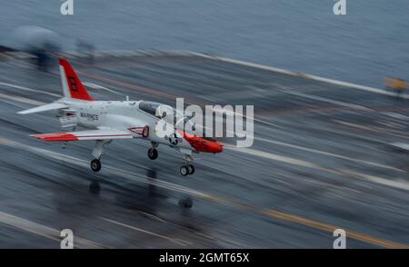 210919-N-AV609-1319 OCEANO ATLANTICO (SETTEMBRE 19, 2021) Un velivolo T-45C Goshawk, assegnato all'Ala d'aria di addestramento (TW) 2, atterra sul ponte di volo della portaerei USS George H.W. Boccola (CVN 77). GHWB opera nell'Oceano Atlantico a sostegno delle operazioni navali per mantenere la stabilità e la sicurezza marittima al fine di garantire l'accesso, scoraggiare l'aggressione e difendere gli interessi statunitensi, alleati e partner. (STATI UNITI Foto Navy di Mass Communication Specialist terza classe Noah Eidson) Foto Stock