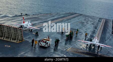 210919-N-AV609-1281 OCEANO ATLANTICO (SETTEMBRE 19, 2021) Un velivolo T-45C Goshawk, assegnato all'Ala aerea di addestramento (TW) 1, attende di lanciare fuori dal ponte di volo del portaerei USS George H.W. Boccola (CVN 77). GHWB opera nell'Oceano Atlantico a sostegno delle operazioni navali per mantenere la stabilità e la sicurezza marittima al fine di garantire l'accesso, scoraggiare l'aggressione e difendere gli interessi statunitensi, alleati e partner. (STATI UNITI Foto Navy di Mass Communication Specialist terza classe Noah Eidson) Foto Stock