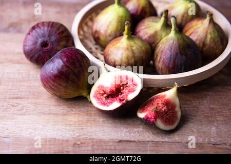 Fichi viola freschi in cestini di bambù Foto Stock