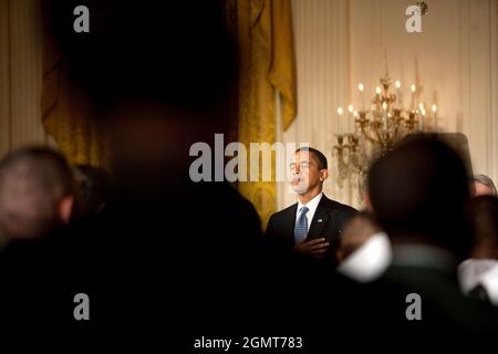 Il Presidente Barack Obama chiude gli occhi e mette la mano sul cuore durante il gioco dell'inno nazionale in una cerimonia di Naturalizzazione nella Sala Est della Casa Bianca Venerdì 1 maggio 2009. Foto ufficiale della Casa Bianca di Lawrence Jackson. Questa fotografia ufficiale della Casa Bianca è resa disponibile per la pubblicazione da parte delle organizzazioni di stampa e/o per uso personale per la stampa da parte del soggetto(i) della fotografia. La fotografia non può essere manipolata o utilizzata in materiali, pubblicità, prodotti o promozioni che in alcun modo suggeriscano l'approvazione o l'approvazione del presidente, il primo F. Foto Stock