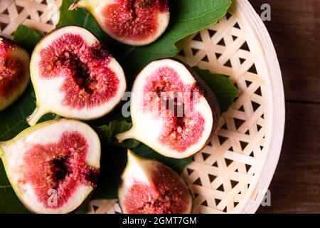 Fichi viola freschi in cestini di bambù Foto Stock