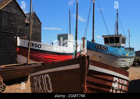 Colorate vecchie barche da pesca e capanne in legno al Museo dei pescatori di Hastings, East Sussex, Inghilterra Foto Stock