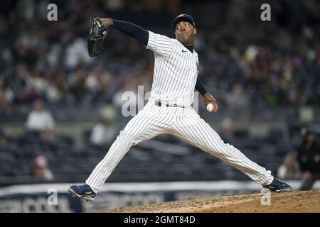 Bronx, Stati Uniti. 20 Settembre 2021. Il lanciatore di sollievo Yankees di New York, Aroldis Chapman, lancia il nono assottigliamento contro i Texas Rangers allo Yankee Stadium lunedì 20 settembre 2021 a New York City. Foto di Corey Sipkin/UPI Credit: UPI/Alamy Live News Foto Stock