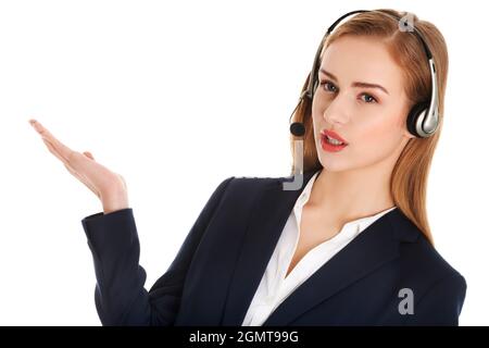 Donna da lavoro caucasica che indossa cuffie con palmisolato aperto su sfondo bianco Foto Stock