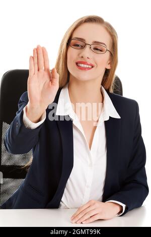 Allegra bionda caucasica donna d'affari con occhiali isolati su sfondo bianco Foto Stock