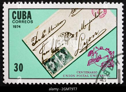 CUBA - CIRCA 1974: Un francobollo stampato nella Cuba mostra lettera, UPU Centenario, circa 1974 Foto Stock