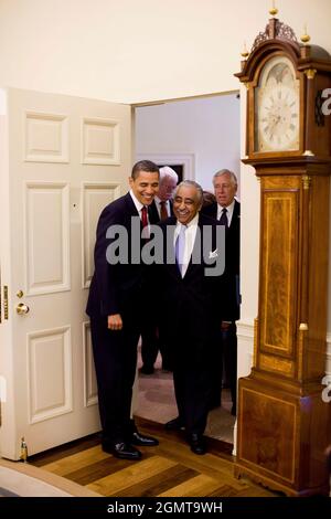 Presidente Barack Obama, House Ways and Meanks Committee Chair Rep. Charlie Rangel (D-N.Y.) e House Majority leader Steny Hoyer (D-Md.) camminano nell'ufficio ovale, mercoledì 13 maggio 2009. (Foto ufficiale della Casa Bianca di Pete Souza) questa fotografia ufficiale della Casa Bianca è resa disponibile per la pubblicazione da parte delle organizzazioni di notizie e/o per uso personale la stampa dal soggetto(i) della fotografia. La fotografia non può essere manipolata in alcun modo o utilizzata in materiali, pubblicità, prodotti o promozioni che in qualche modo suggeriscano l'approvazione o l'approvazione del presidente, della prima famiglia o del Th Foto Stock