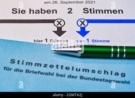 Sieversdorf, Germania. 17 settembre 2021. Una penna a sfera si trova su un documento di voto nel voto assentee per le elezioni generali di domenica 26 settembre 2021. Credit: Patrick Pleul/dpa-Zentralbild/ZB/dpa/Alamy Live News Foto Stock