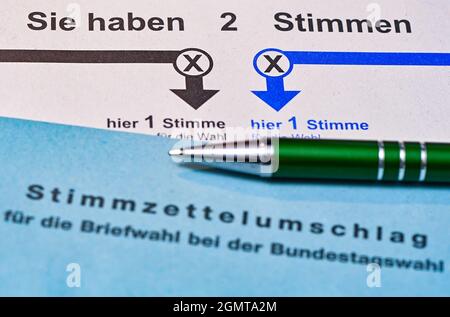 Sieversdorf, Germania. 17 settembre 2021. Una penna a sfera si trova su un documento di voto nel voto assentee per le elezioni generali di domenica 26 settembre 2021. Credit: Patrick Pleul/dpa-Zentralbild/ZB/dpa/Alamy Live News Foto Stock