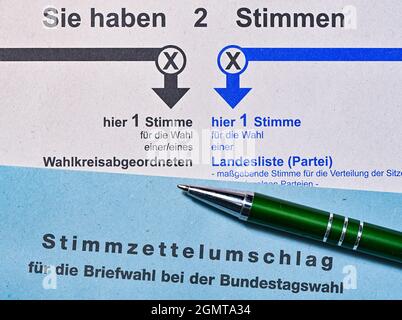 Sieversdorf, Germania. 17 settembre 2021. Una penna a sfera si trova sopra una busta contenente le schede delle elezioni assentee per le elezioni generali di domenica 26 settembre 2021. Credit: Patrick Pleul/dpa-Zentralbild/ZB/dpa/Alamy Live News Foto Stock