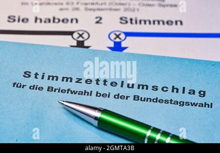 Sieversdorf, Germania. 17 settembre 2021. Una penna a sfera si trova sopra una busta contenente le schede delle elezioni assentee per le elezioni generali di domenica 26 settembre 2021. Credit: Patrick Pleul/dpa-Zentralbild/ZB/dpa/Alamy Live News Foto Stock