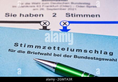 Sieversdorf, Germania. 17 settembre 2021. Una penna a sfera si trova sopra una busta contenente le schede delle elezioni assentee per le elezioni generali di domenica 26 settembre 2021. Credit: Patrick Pleul/dpa-Zentralbild/ZB/dpa/Alamy Live News Foto Stock