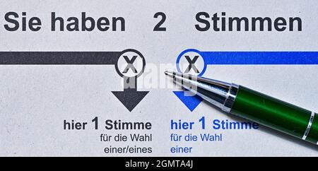 Sieversdorf, Germania. 17 settembre 2021. Una penna a sfera si trova su un documento di voto nel voto assentee per le elezioni generali di domenica 26 settembre 2021. Credit: Patrick Pleul/dpa-Zentralbild/ZB/dpa/Alamy Live News Foto Stock