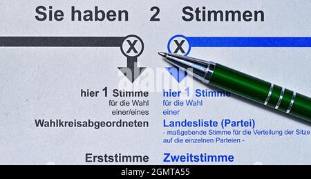 Sieversdorf, Germania. 17 settembre 2021. Una penna a sfera si trova su un documento di voto nel voto assentee per le elezioni generali di domenica 26 settembre 2021. Credit: Patrick Pleul/dpa-Zentralbild/ZB/dpa/Alamy Live News Foto Stock