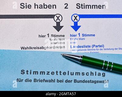 Sieversdorf, Germania. 17 settembre 2021. Una penna a sfera si trova sopra una busta contenente le schede delle elezioni assentee per le elezioni generali di domenica 26 settembre 2021. Credit: Patrick Pleul/dpa-Zentralbild/ZB/dpa/Alamy Live News Foto Stock