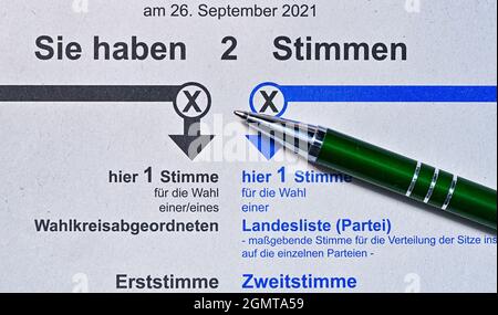 Sieversdorf, Germania. 17 settembre 2021. Una penna a sfera si trova su un documento di voto nel voto assentee per le elezioni generali di domenica 26 settembre 2021. Credit: Patrick Pleul/dpa-Zentralbild/ZB/dpa/Alamy Live News Foto Stock