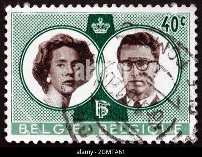 BELGIO - CIRCA 1960: Un francobollo stampato in Belgio mostra re Baudouin e la regina Fabiola, matrimonio di re Baudouin e Dona Fabiola de Mora y Aragon Foto Stock