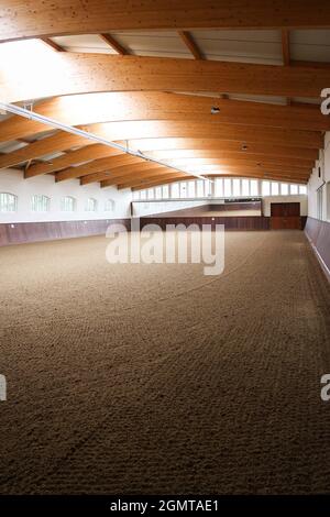 Malente, Germania. 16 settembre 2021. Vista sul grande maneggio al coperto del Gut Immenhof durante un evento mediatico. Noto come set cinematografico, il Gut Immenhof aprirà in hotel dal 1° ottobre 2021. Credit: Christian Charisius/dpa/Alamy Live News Foto Stock