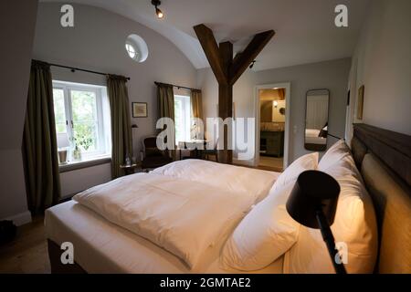 Malente, Germania. 16 settembre 2021. Vista su una "camera doppia Immenhof" nella casa padronale di Gut Immenhof durante un appuntamento con i media. La tenuta Immenhof, nota come set cinematografico, sarà aperta in hotel dal 1° ottobre 2021. Credit: Christian Charisius/dpa/Alamy Live News Foto Stock