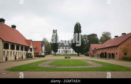 Malente, Germania. 16 settembre 2021. Manor House (M), Melkhus (l) e l'ingresso con scuderie (r) a Gut Immenhof sono visti durante un evento mediatico. Noto come set cinematografico, il Gut Immenhof aprirà in hotel dal 1° ottobre 2021. Credit: Christian Charisius/dpa/Alamy Live News Foto Stock