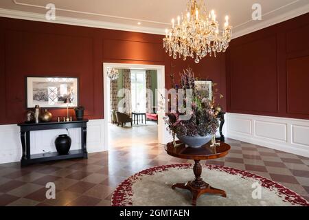 Malente, Germania. 16 settembre 2021. Il foyer nel maniero del Gut Immenhof durante un appuntamento con i media. Noto come set cinematografico, il Gut Immenhof aprirà in hotel dal 1° ottobre 2021. Credit: Christian Charisius/dpa/Alamy Live News Foto Stock